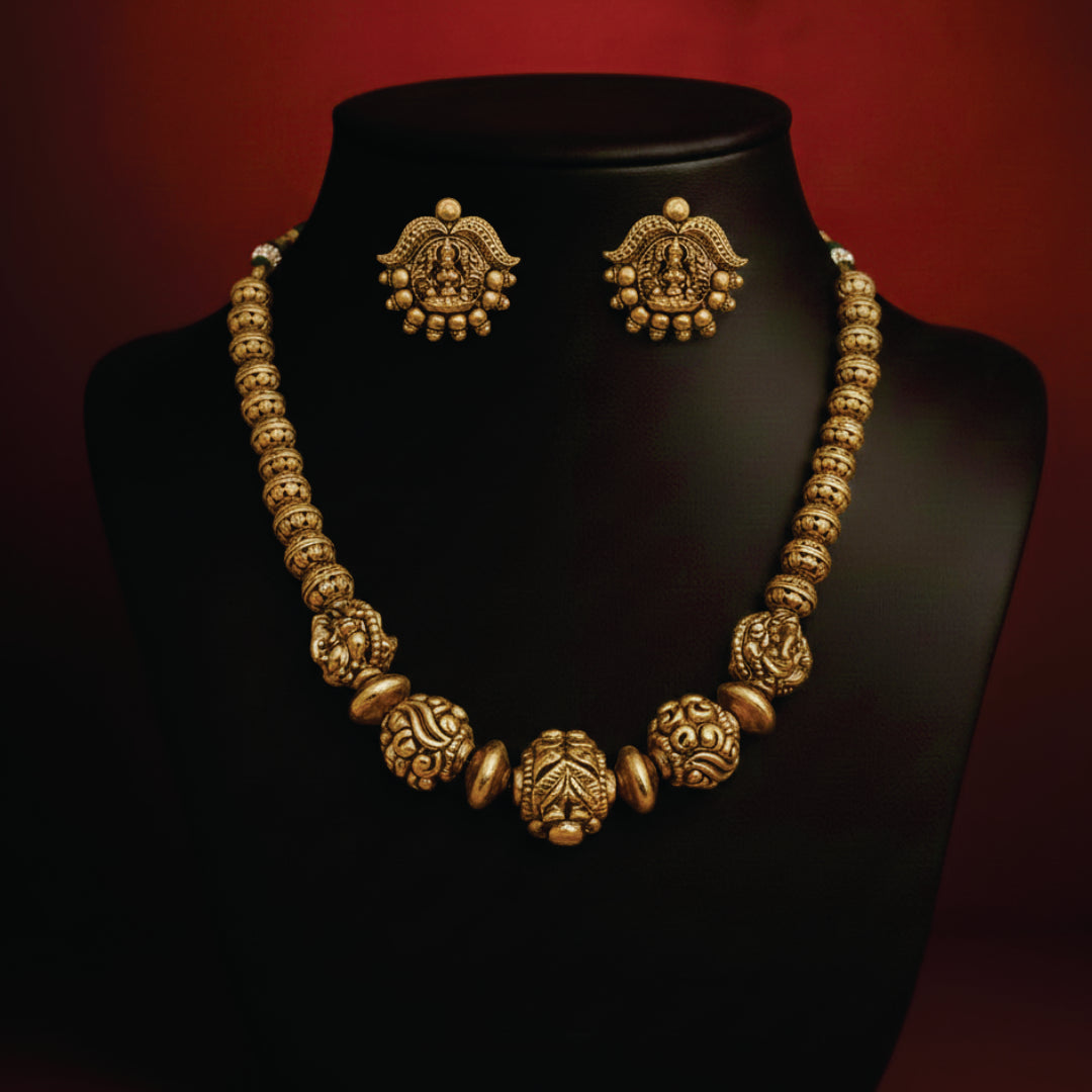 shrivilaas kantha short necklace