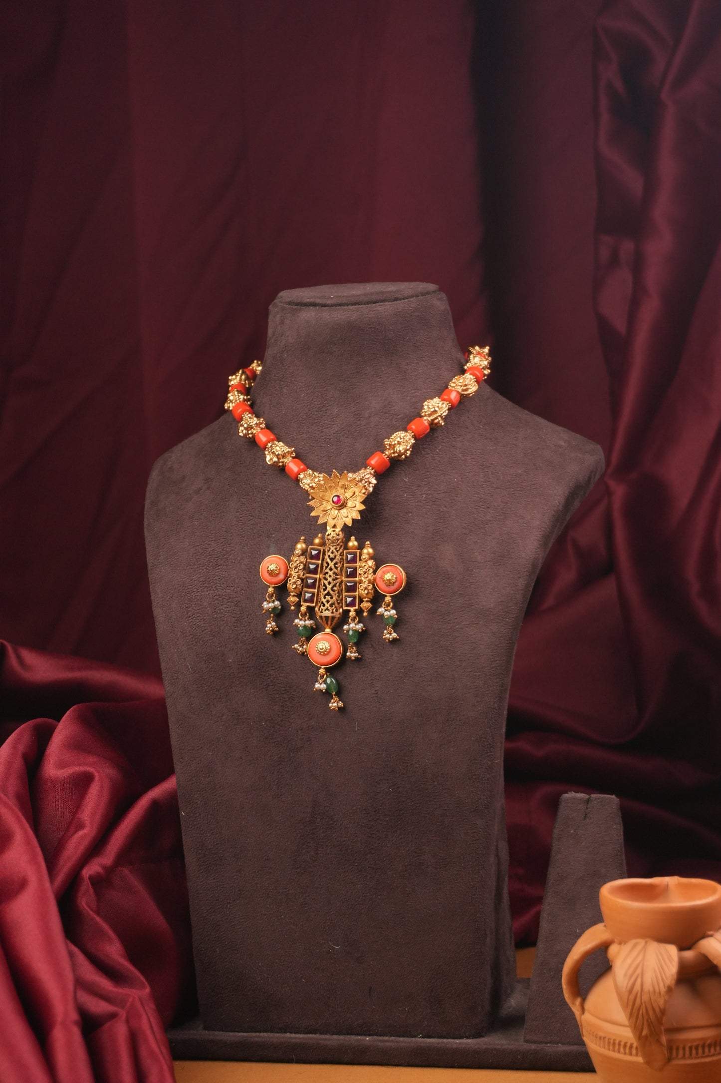 saundrya silver necklace