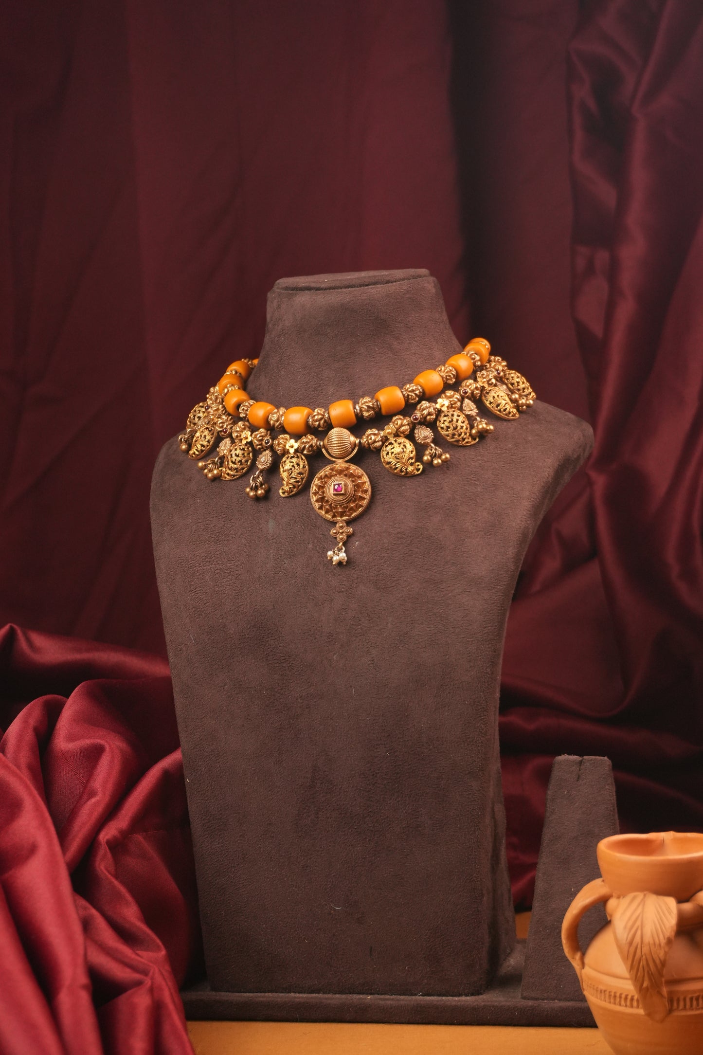 sikver koyri necklace